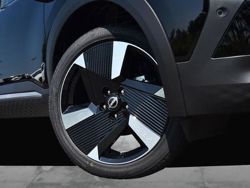 New 2025 Nissan Kicks SR image 3