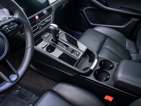Certified 2026 Porsche Macan AWD/4WD image 13