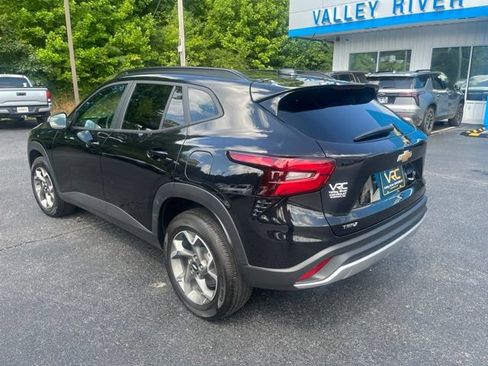 Used 2025 Chevrolet Trax LT w/ LT Convenience Package FWD image 8