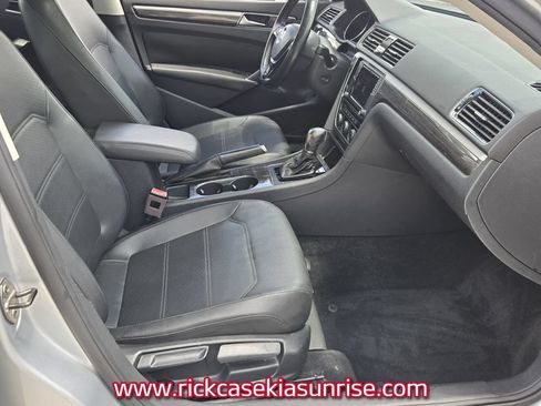 Used 2018 Volkswagen Passat 2.0T SE FWD image 18
