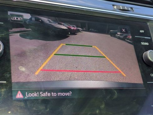 Used 2021 Volkswagen Tiguan SE w/ Panoramic Sunroof Package image 20