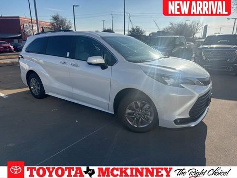 Used 2026 Toyota Sienna XLE image 1