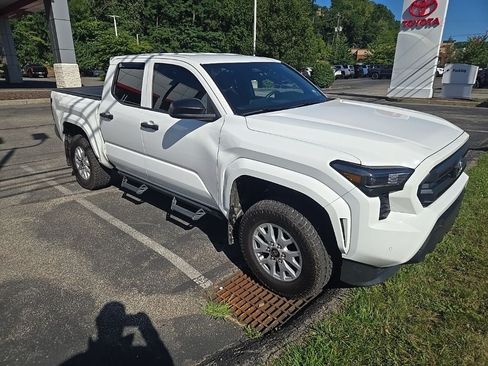 Certified 2024 Toyota Tacoma SR w/ SR Upgrade Package AWD/4WD image 11