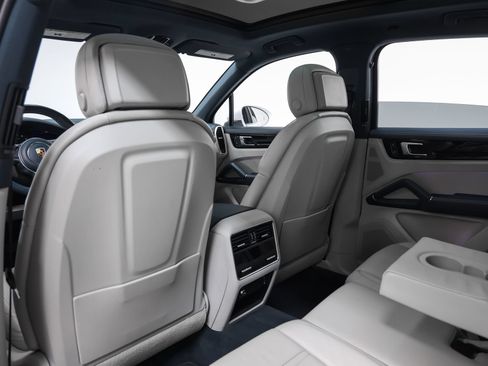 Certified 2023 Porsche Cayenne AWD/4WD image 40
