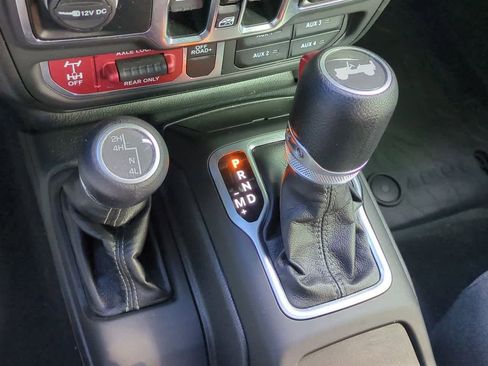 Certified 2025 Jeep Wrangler Willys image 32