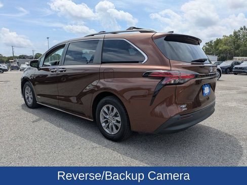 Used 2021 Toyota Sienna XLE AWD/4WD image 6