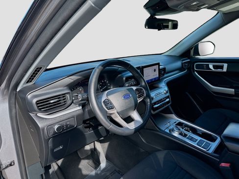 Used 2021 Ford Explorer XLT image 9