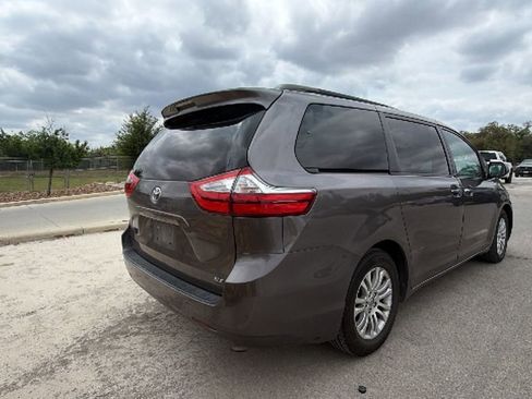 Used 2016 Toyota Sienna XLE image 6