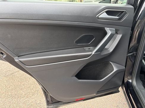 Used 2020 Volkswagen Tiguan SE image 37