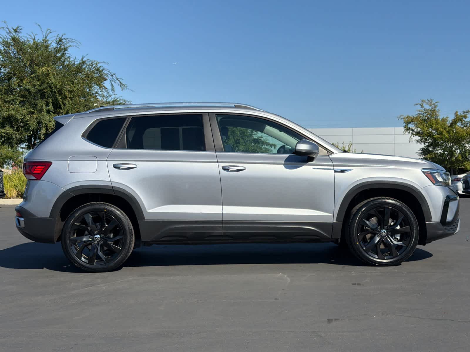 Used 2023 Volkswagen Taos SE w/ Panoramic Sunroof Package FWD image 6