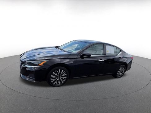 Used 2025 Nissan Altima 2.5 SV FWD image 7