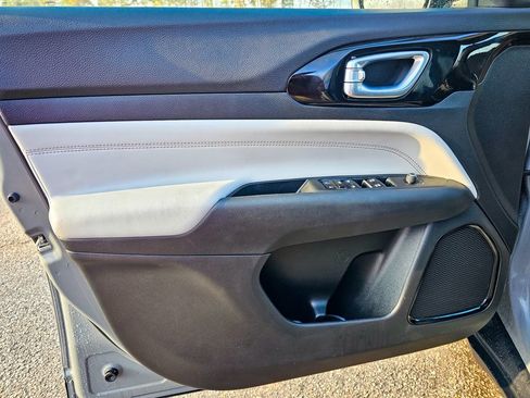 Certified 2022 Jeep Compass Limited image 9