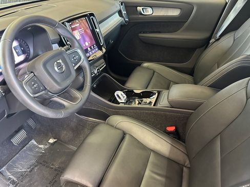 Certified 2025 Volvo XC40 B5 Plus AWD/4WD image 11
