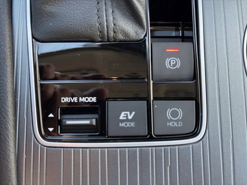 Used 2025 Toyota Sienna XLE image 24