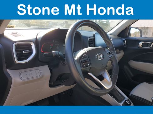 Used 2024 Hyundai Venue SEL image 18