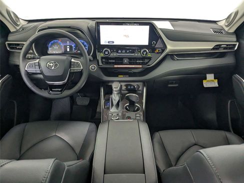 Certified 2026 Toyota Highlander Limited AWD/4WD image 24