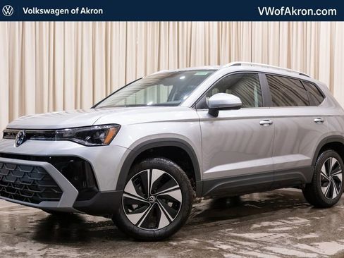 New 2026 Volkswagen Taos SE image 1