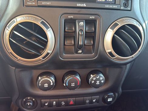 Used 2017 Jeep Wrangler Unlimited Sahara AWD/4WD image 10