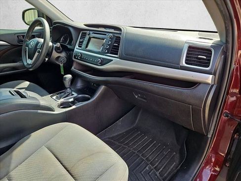 Used 2019 Toyota Highlander LE FWD image 21