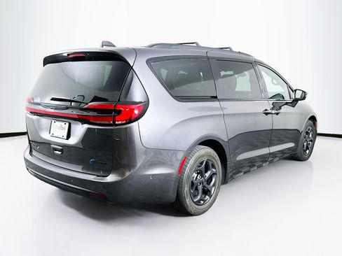 Used 2022 Chrysler Pacifica Limited w/ Uconnect Theater Family Group FWD image 9
