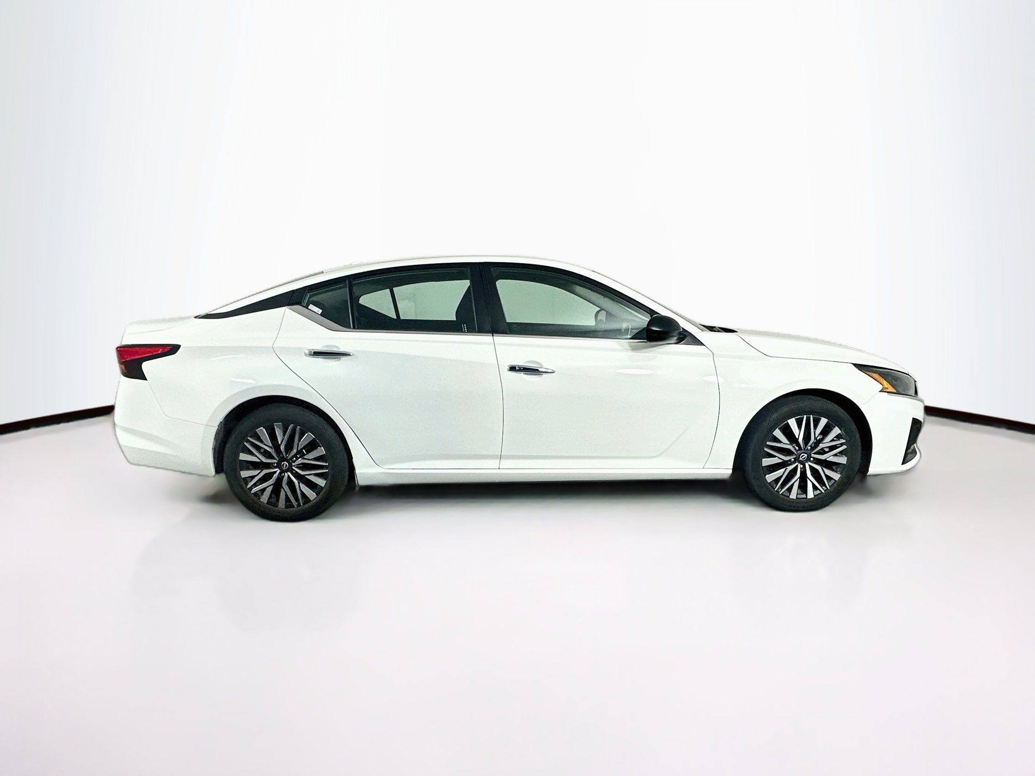 Used 2025 Nissan Altima 2.5 SV FWD image 10