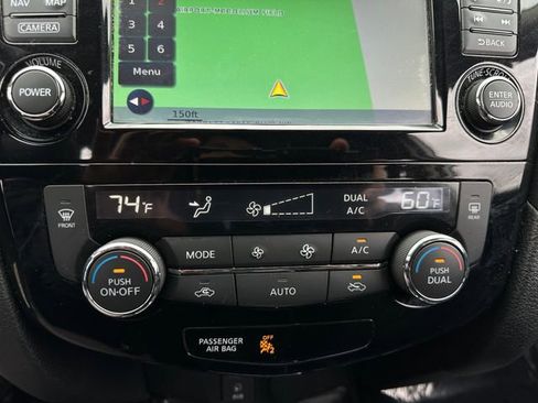 Used 2017 Nissan Rogue SV w/ SV Premium Package image 29