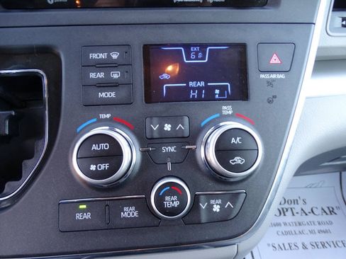 Used 2018 Toyota Sienna LE AWD image 26
