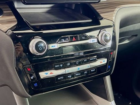 Used 2023 Ford Explorer Limited image 16