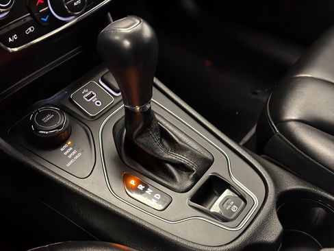 Used 2019 Jeep Cherokee Latitude Plus w/ Comfort/Convenience Group image 29