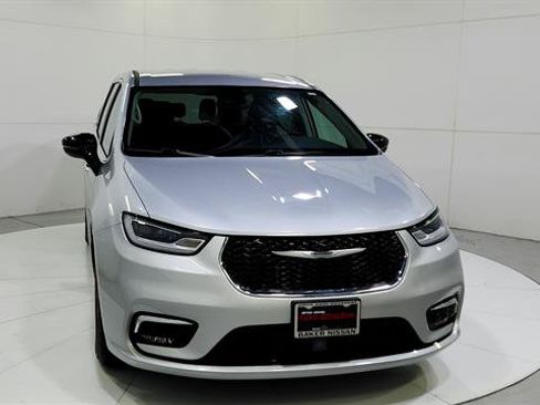 Used 2024 Chrysler Pacifica Touring-L FWD image 2