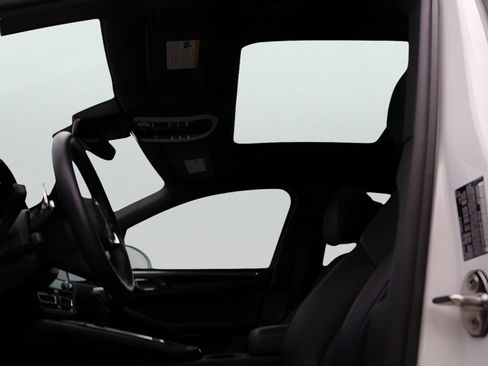 Certified 2023 Porsche Macan AWD/4WD image 35