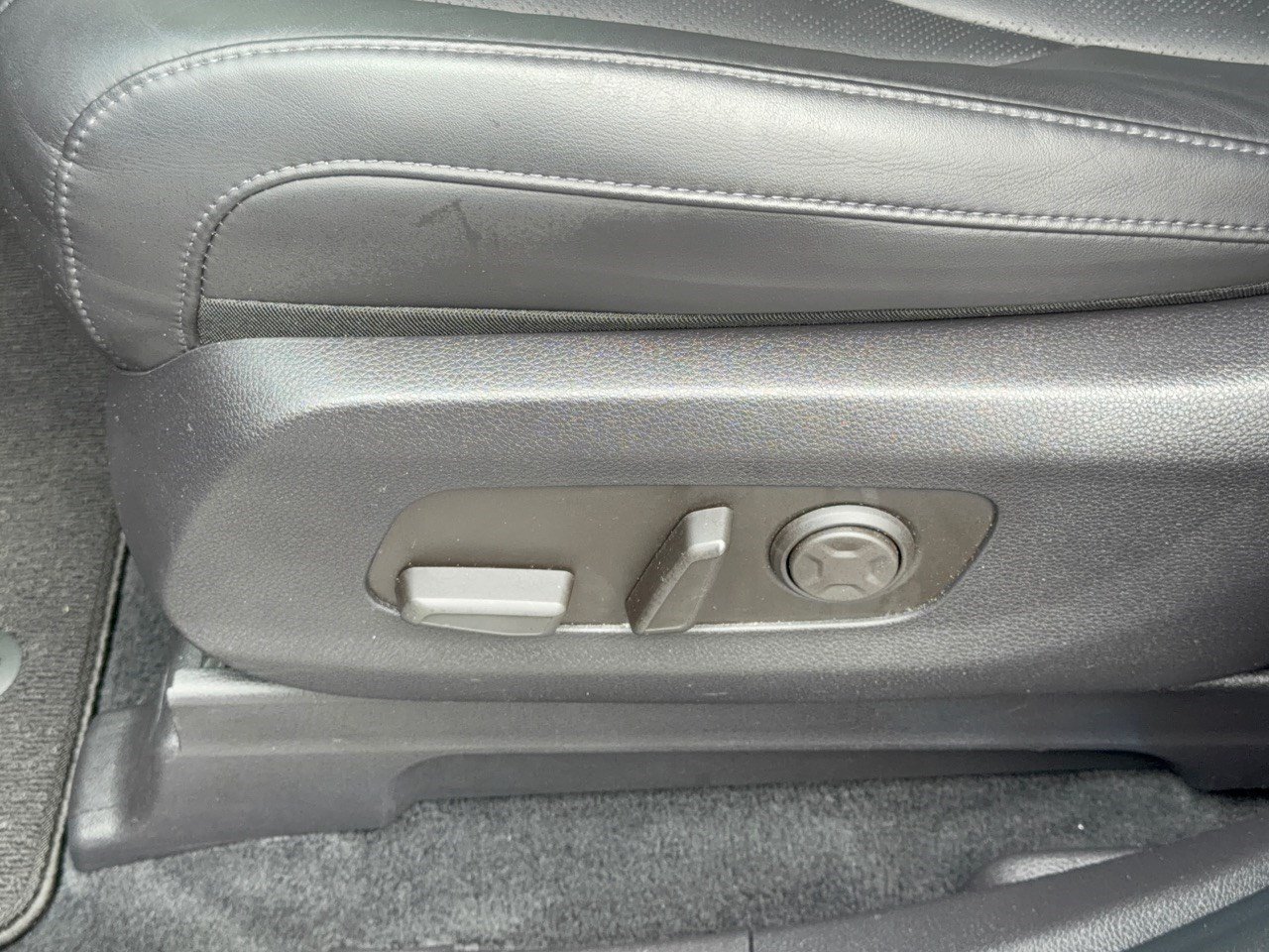Used 2025 Kia Carnival EX FWD image 16
