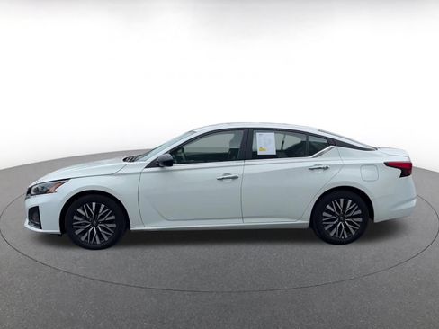 Used 2025 Nissan Altima 2.5 SV FWD image 9