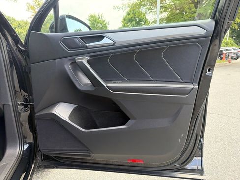 Used 2023 Volkswagen Tiguan SE w/ Panoramic Sunroof Package FWD image 32
