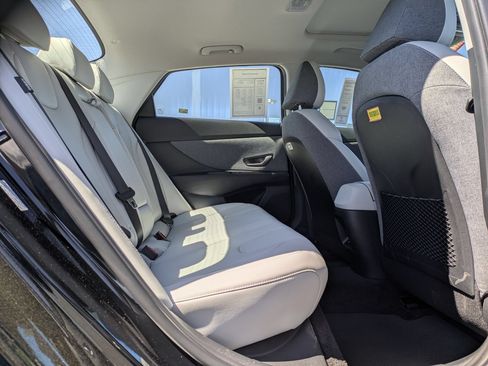Certified 2025 Hyundai Elantra Limited FWD image 12
