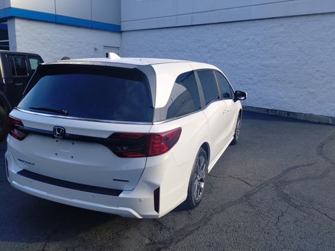 Used 2025 Honda Odyssey Touring image 3