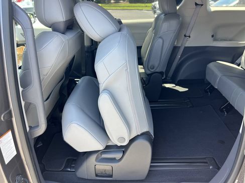 Used 2024 Toyota Sienna XLE FWD image 32