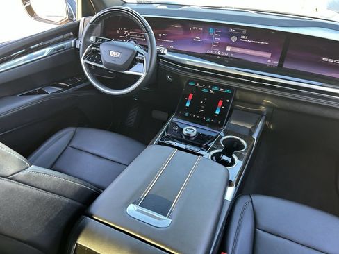 Used 2025 Cadillac Escalade Luxury AWD/4WD image 11