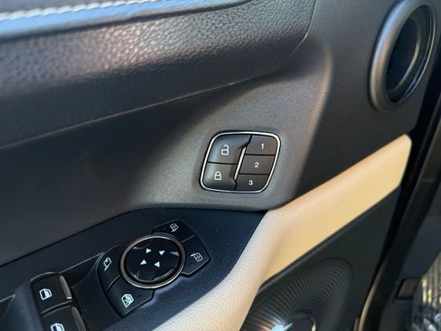 Used 2022 Ford Expedition Limited image 18