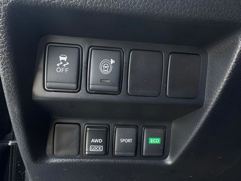 Used 2017 Nissan Rogue SV AWD/4WD image 23
