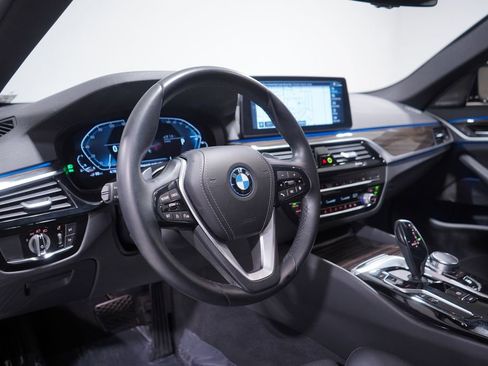 Used 2023 BMW 530e w/ Premium Package image 6