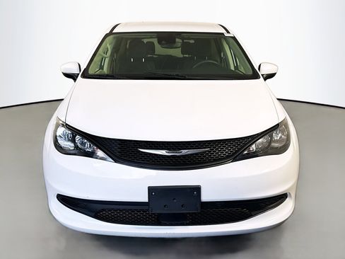 Used 2023 Chrysler Voyager LX image 2