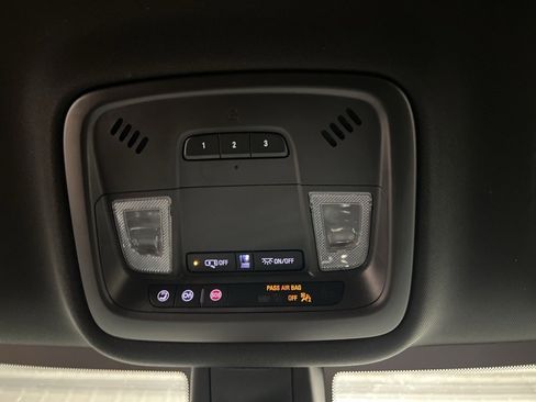 Used 2023 Chevrolet Traverse LT image 19