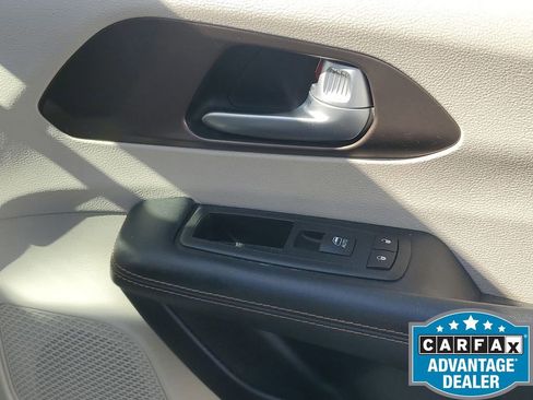 Used 2017 Chrysler Pacifica Touring-L w/ Tire & Wheel Group image 45