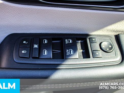 Used 2024 Chrysler Pacifica Touring-L image 33