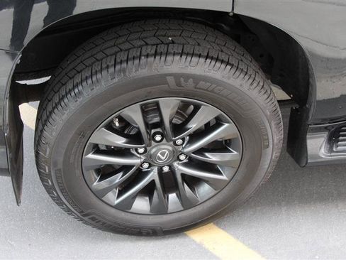 Used 2023 Lexus GX 460 Premium w/ Premium Package image 40