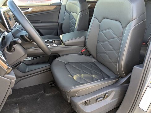 Used 2025 Volkswagen Atlas SE image 18