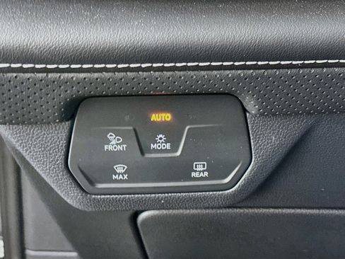 Used 2025 Volkswagen Atlas SE AWD/4WD image 17