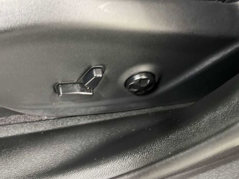 Used 2018 Jeep Cherokee Latitude Plus w/ Comfort/Convenience Group image 14