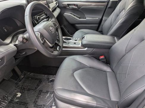 Used 2025 Toyota Highlander Platinum AWD/4WD image 16